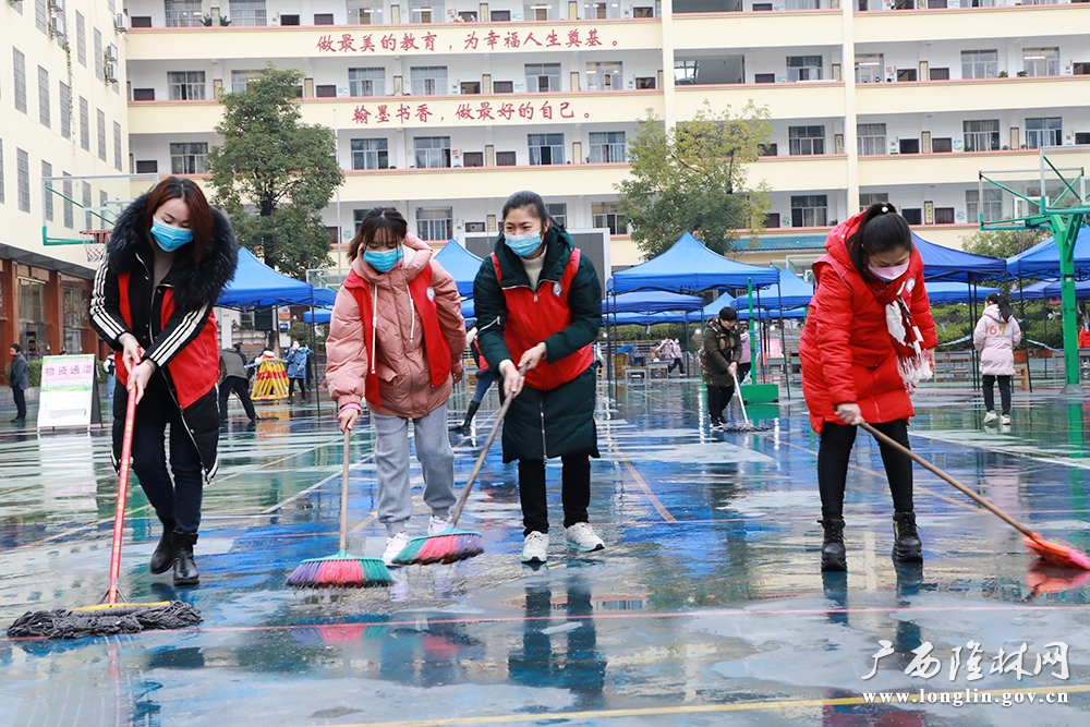 志愿者清理现场雨水