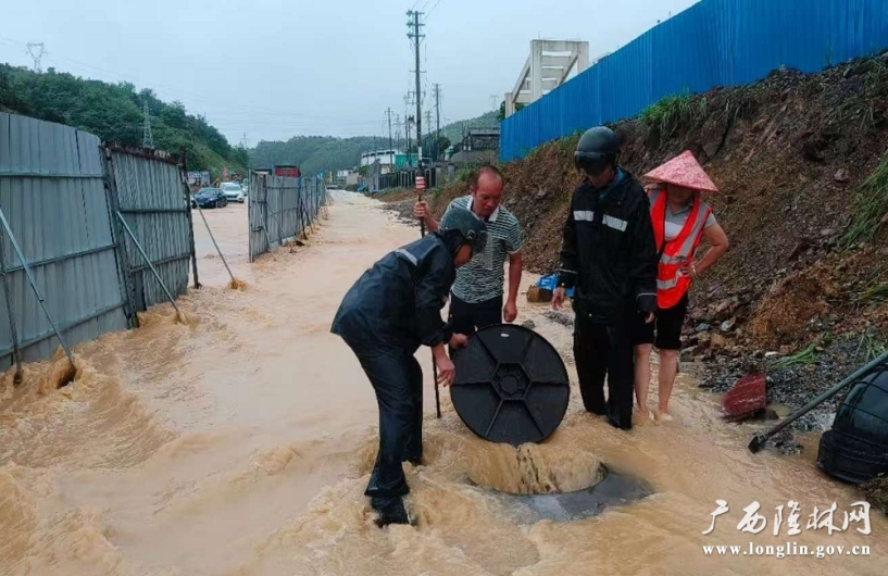 强降雨致路梗阻 多部门合力抢通