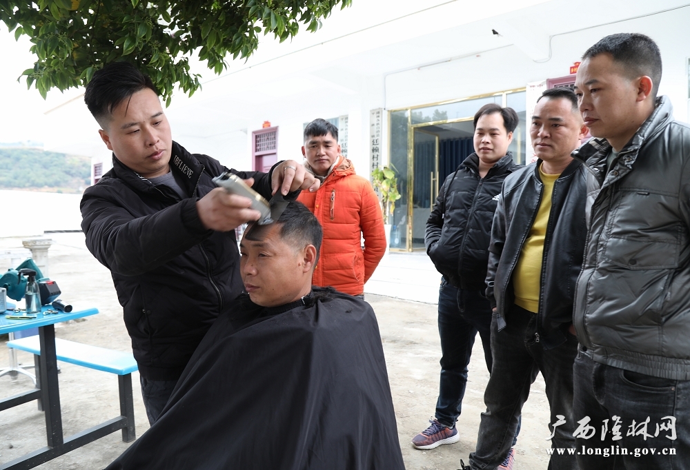 罗阿优在为村民理发