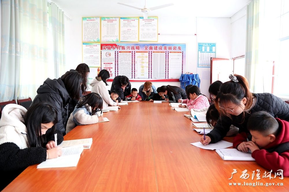 大学生在辅导学生做作业