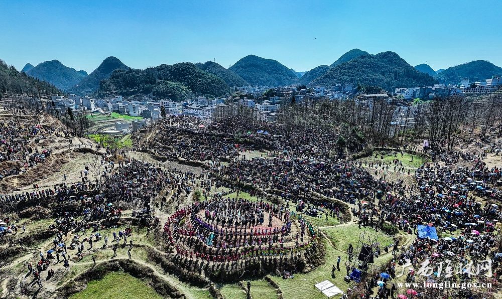 人山人海坡场。莫雅雯摄