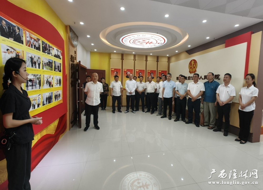 参观法院党建文化展厅