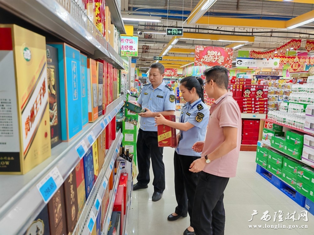 自治县市场监管局对超市开展“特供酒”清源打链整治行动现场