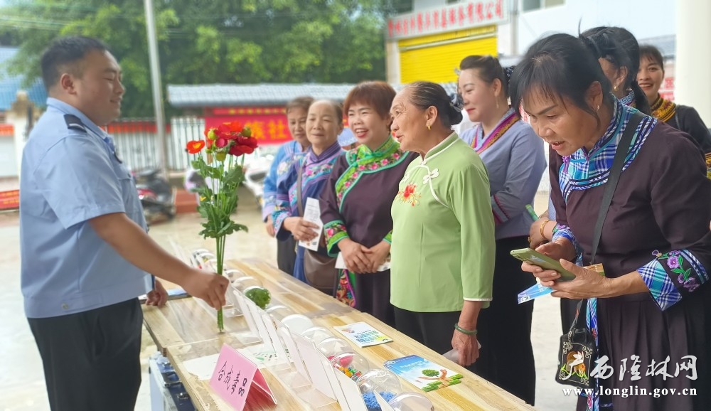图为自治县禁毒办正在向民族社区群众宣传禁毒知识