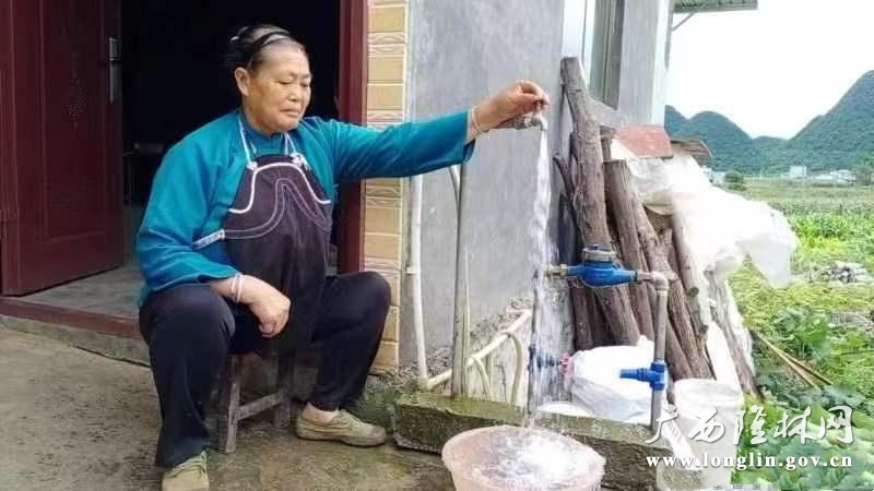 村民们打开水龙头就能享受清澈安全的自来水
