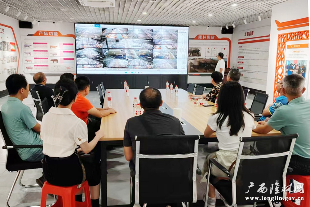图为调研组在众仁旺生猪智慧养殖产业试范区文化展示厅 (2)