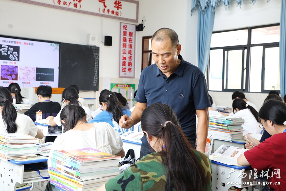 田宝林给学生辅导