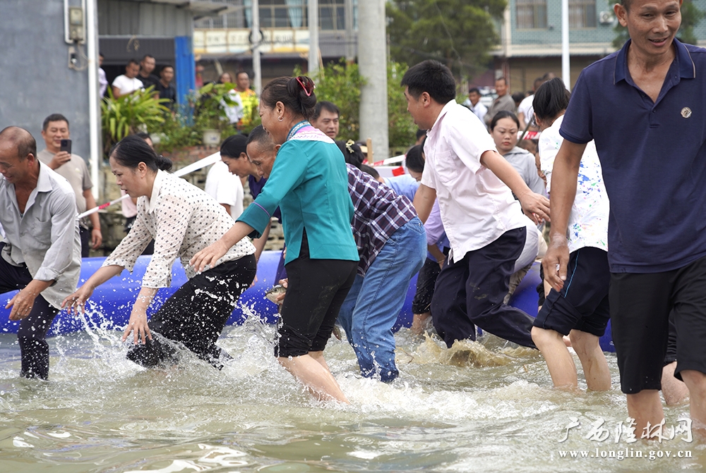 趣味运动会上，村民参加“浑水摸鱼”比赛。 (2) 拷贝