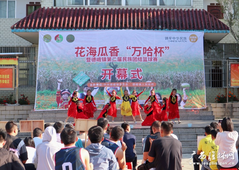 镇中心小学表演《天仙倩影》舞蹈节目