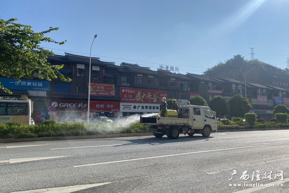 图为工作人员对绿植喷洒药物