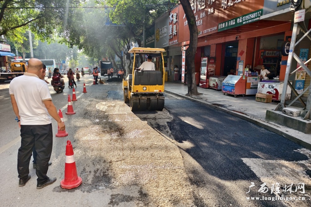 图为补修破损路面