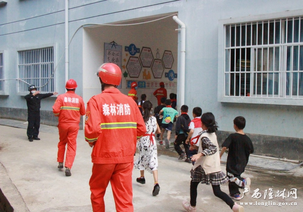 开展消防安全演练进校园活动。岑启貌 摄