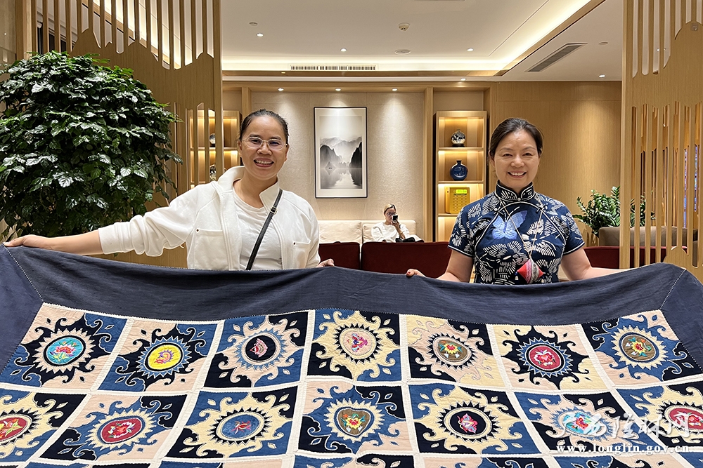 黄碧瑜（左一）作品《添福》和收藏者1