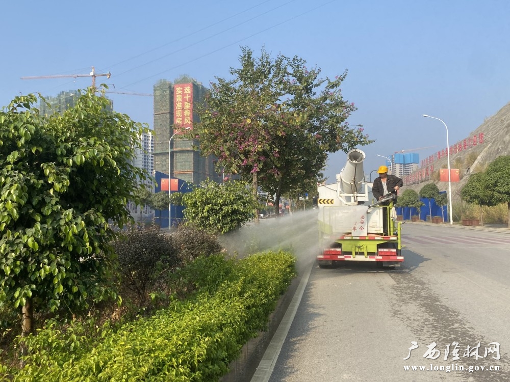 工作人员给植物浇水