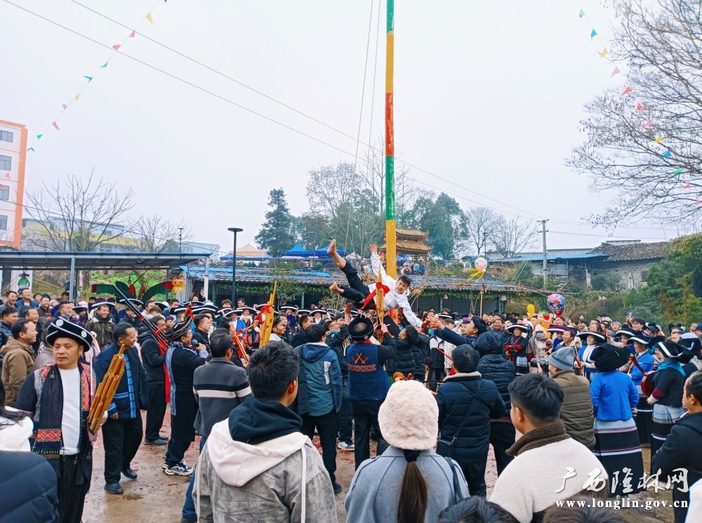 爬坡干比赛  杨成里 摄