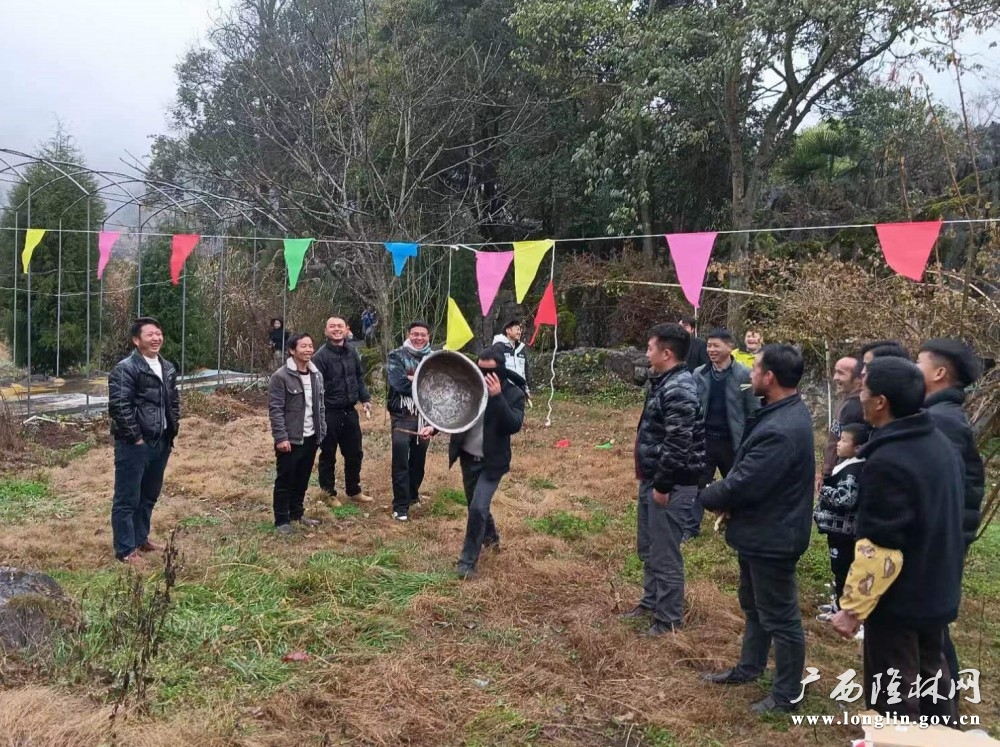 盲人敲钟活动 杨成里 摄