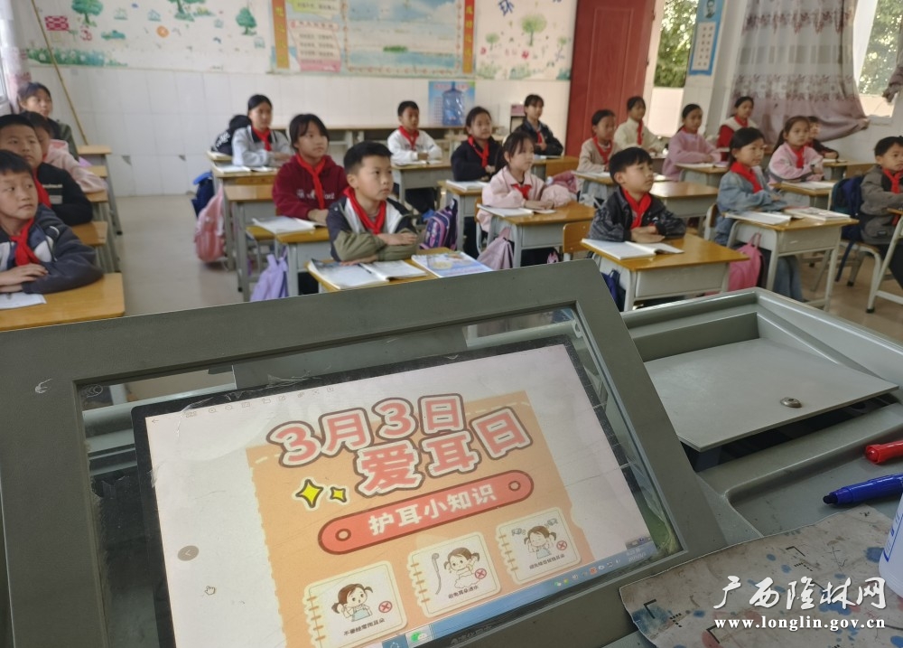 学生观看爱耳知识图片