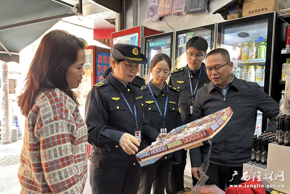 图为检查人员正在仔细甄别涉嫌盗印的哪吒卡片