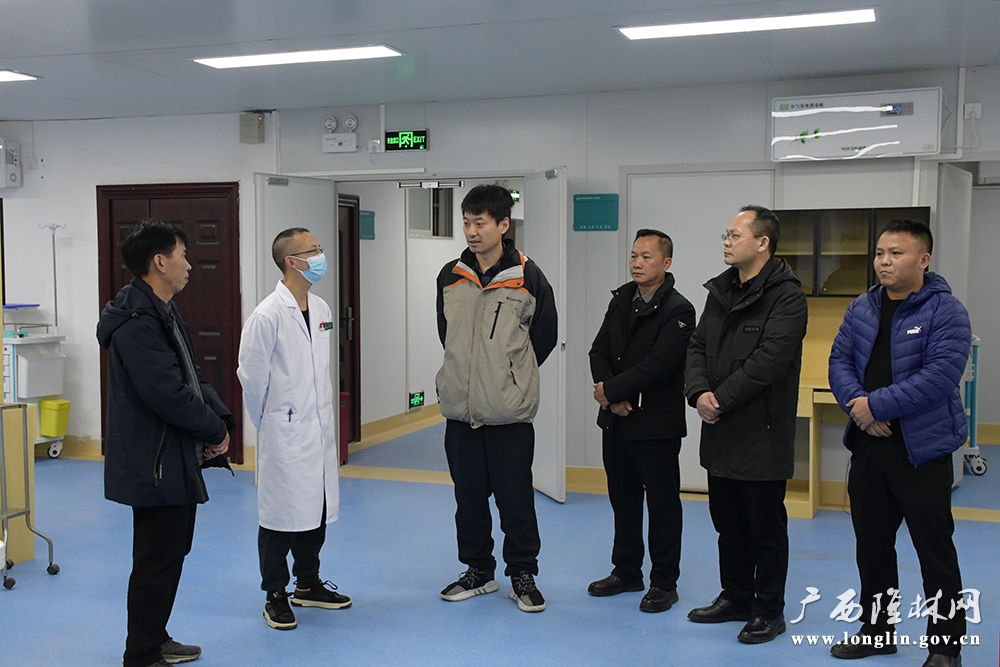 王嘉仪到隆林各族自治县人民医院调研血透室扩建项目推进情况。