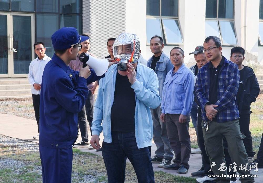 培训防烟面罩使用方法