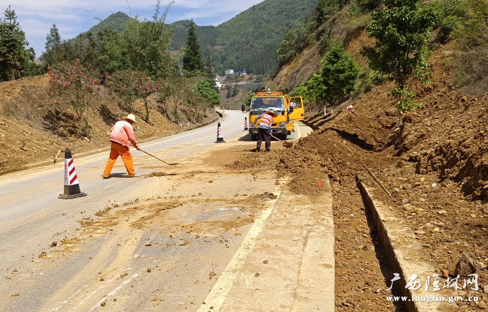 该中心应急小组在清理路面淤泥