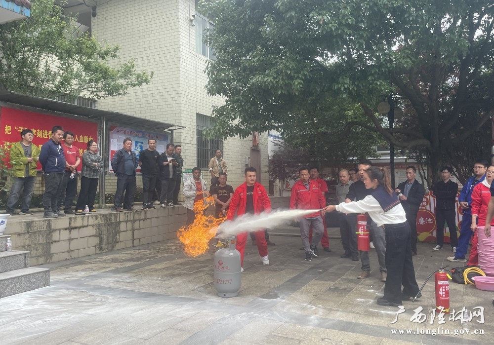 参演人员实操演练使用灭火器灭火