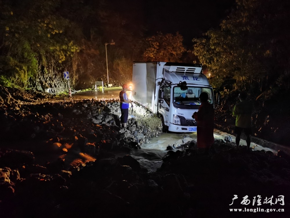第一时间夜巡排查
