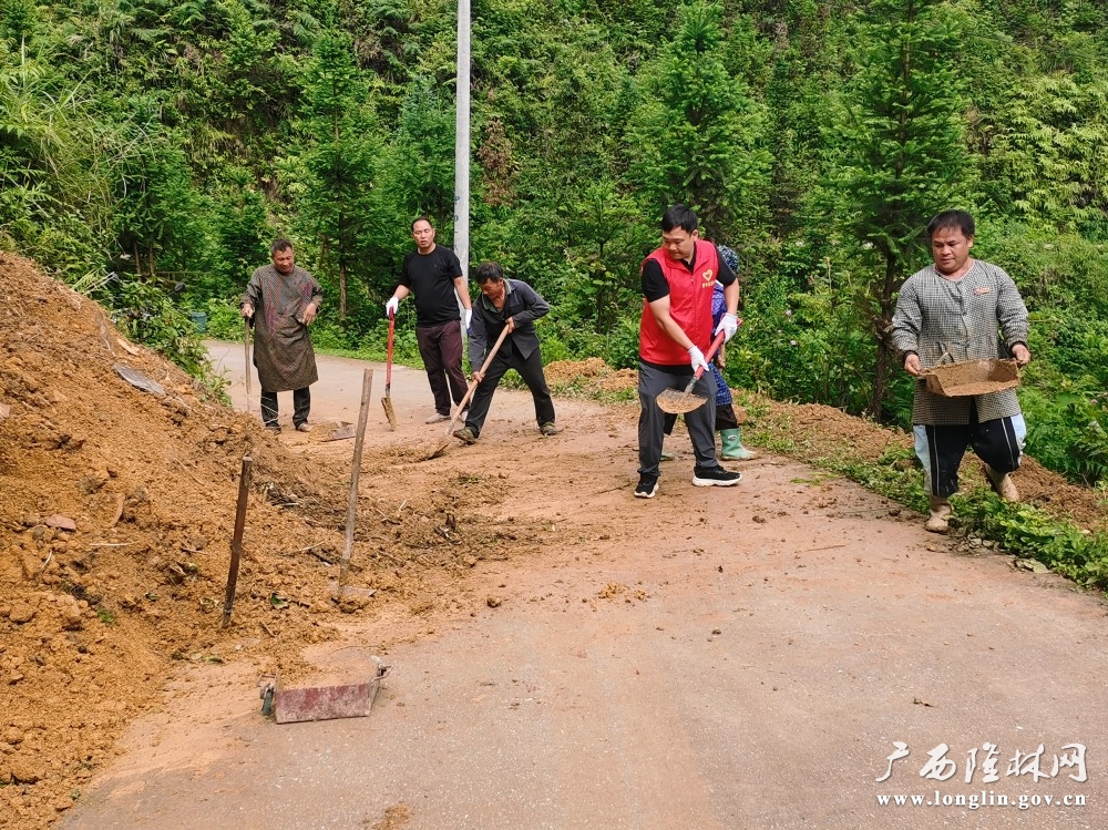 常么村包村工作组、村两委和群众在清理道路塌方