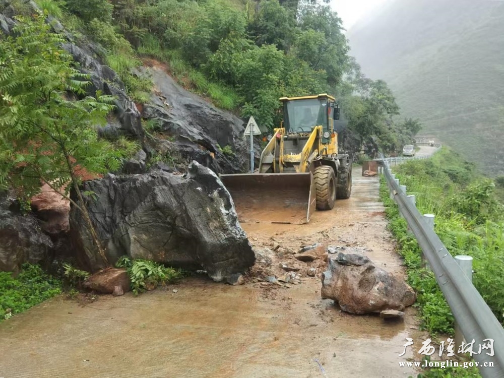 八科村清理山体滚石
