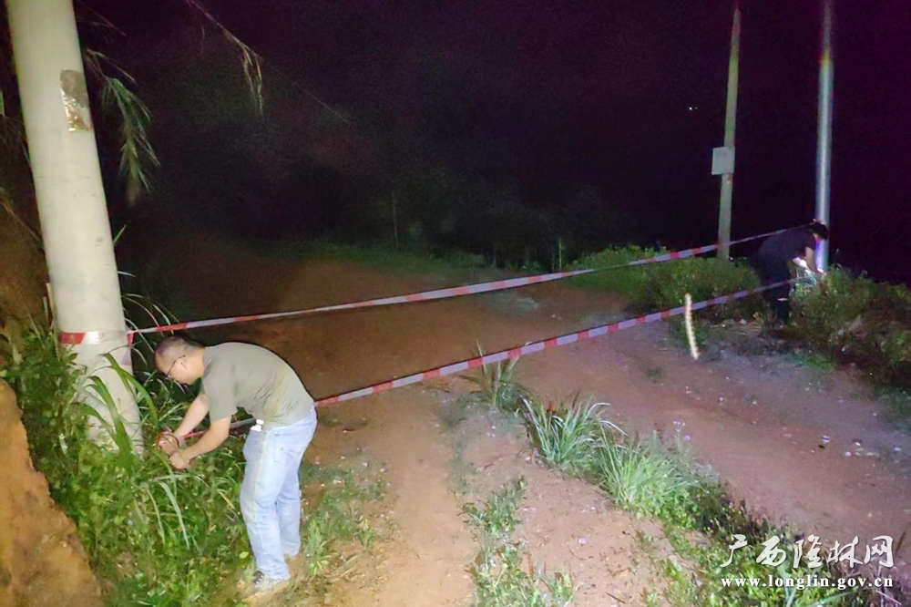 工作人员拉警戒线