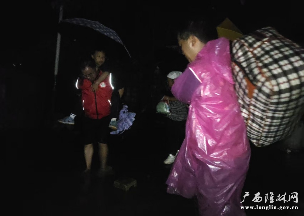 党员背学生趟过积水路段