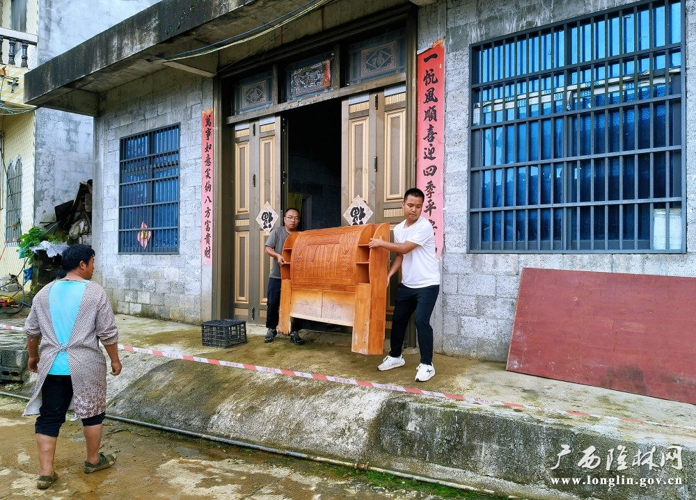 合力搬运受灾家具