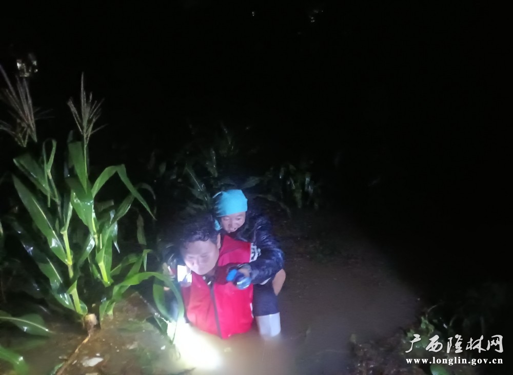 党员背着受困群众转移到安全住所
