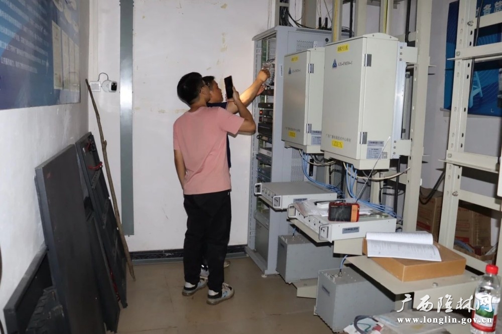 技术人员正在对无线发射台站进行故障检查