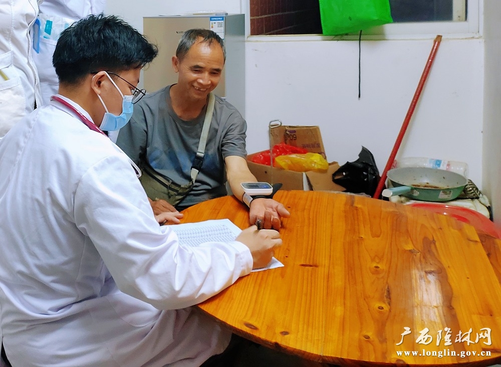 医务人员上门为老人体检
