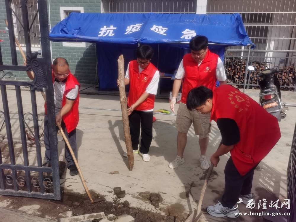 志愿者疏通堵塞水道-李竹芬摄