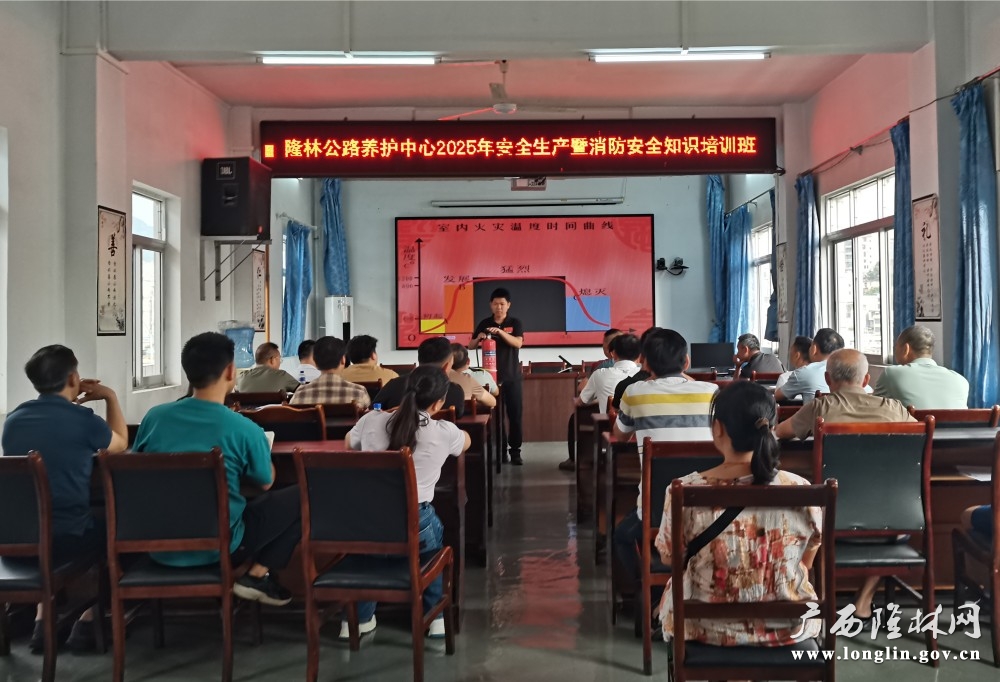 教官正在讲解灭火器使用方法（岑侃。摄） (1)