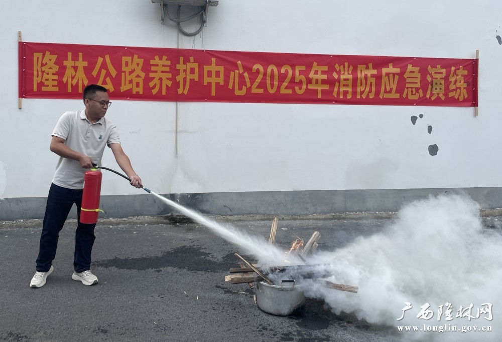 职工正在使用灭火器练习灭火2（岑侃。摄）
