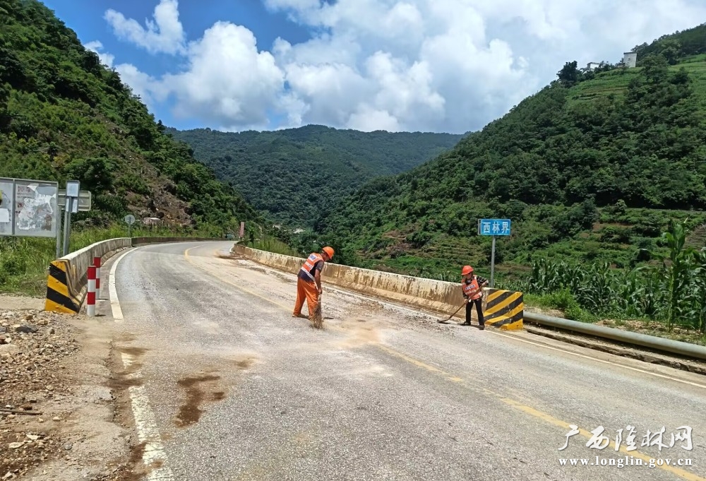 养护人员清扫路面。周龙英