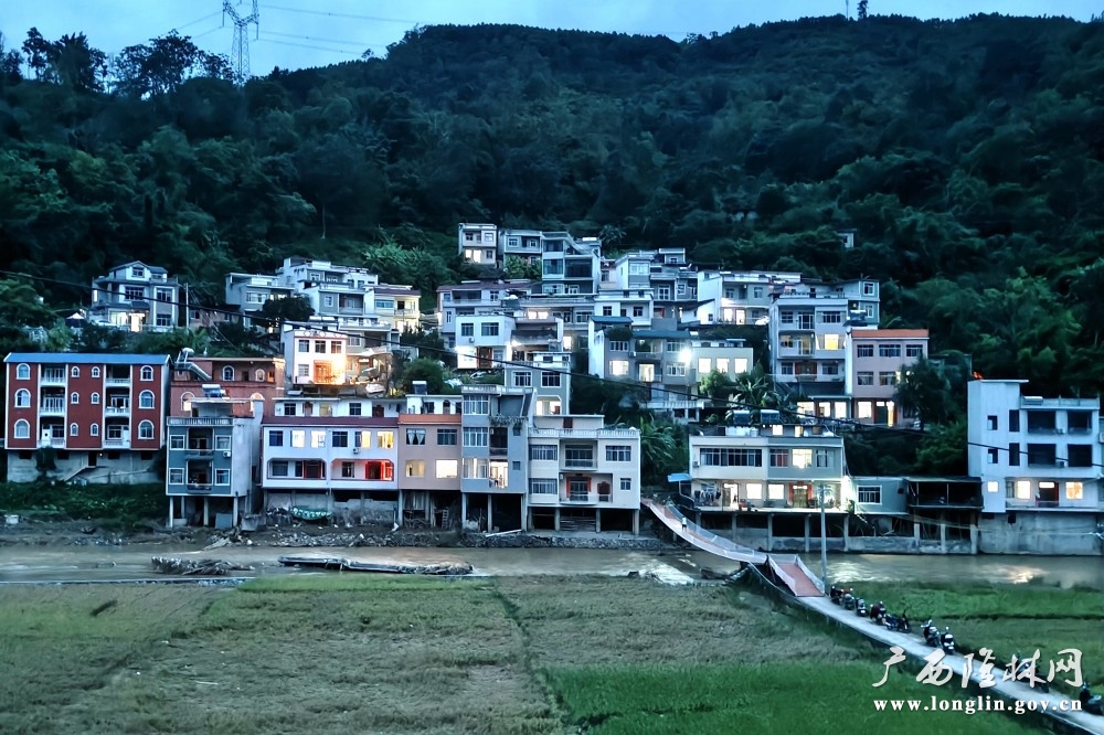7月24日晚19时25分，平班镇民新村平音屯在合上开关送电时，寨子灯亮都场景。