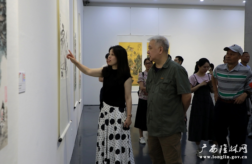 嘉宾观看展品1-1.jpg