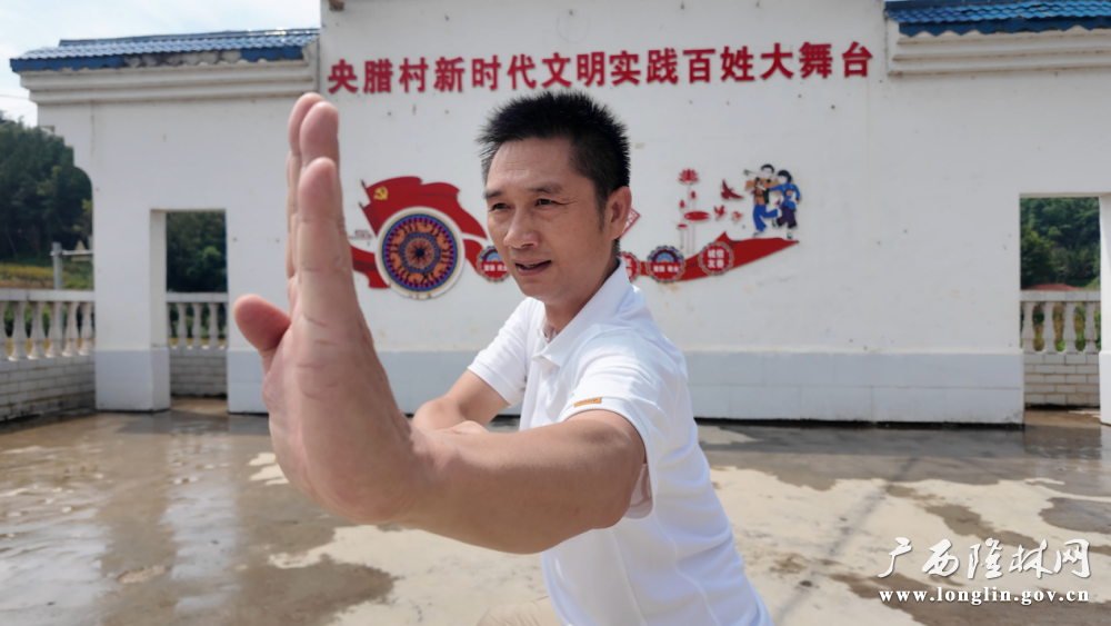 传承人展示古拳动作