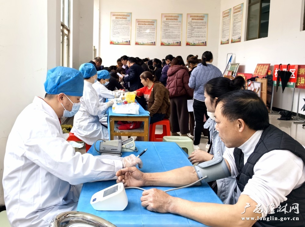 图为:医护人员为劳动者做检查 图为:医护人员为劳动者做检查