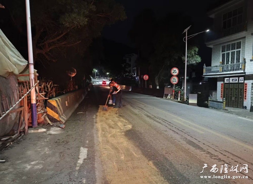 养护人员铺撒细沙锁定油污。黄保安摄 养护人员铺撒细沙锁定油污。黄保安摄