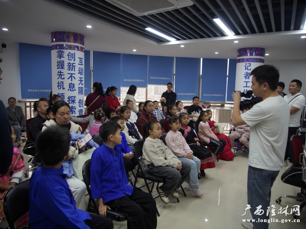 记者向小记者介绍摄像机功能1 记者向小记者介绍摄像机功能1