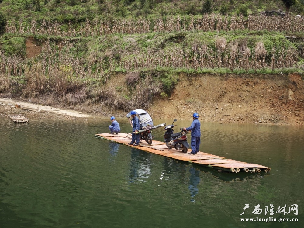 百色隆林供电局德峨供电所“五彩民族班”对10千伏金钟山线进行巡视时使用简易划艇运送物资。