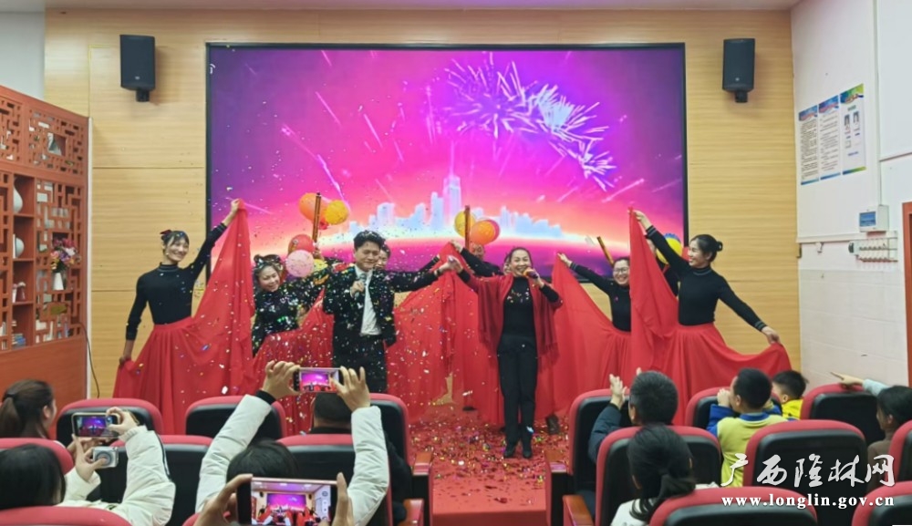 图为数学组的歌伴舞《今夜无眠》