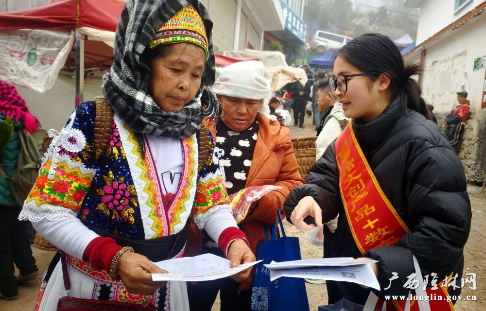 工作人员向群众普及条例知识