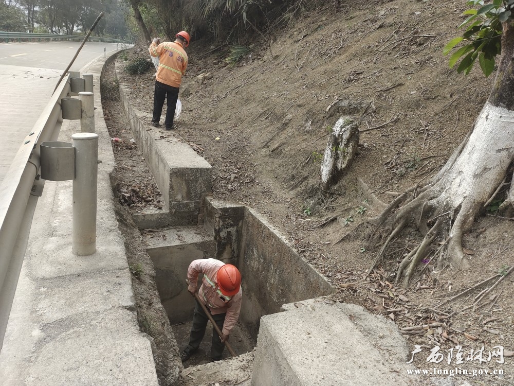 养护人员清理涵洞。阮振峰摄 养护人员清理涵洞。阮振峰摄