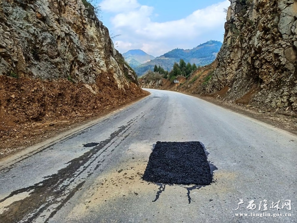 路面完成修补坑槽。罗登正摄 路面完成修补坑槽。罗登正摄
